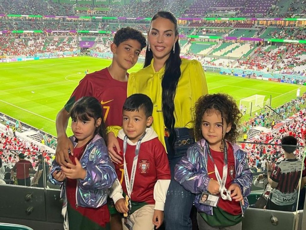 Georgina Rodriguez e os filhos, com Cristiano Ronaldo — Foto: Reprodução/Instagram
