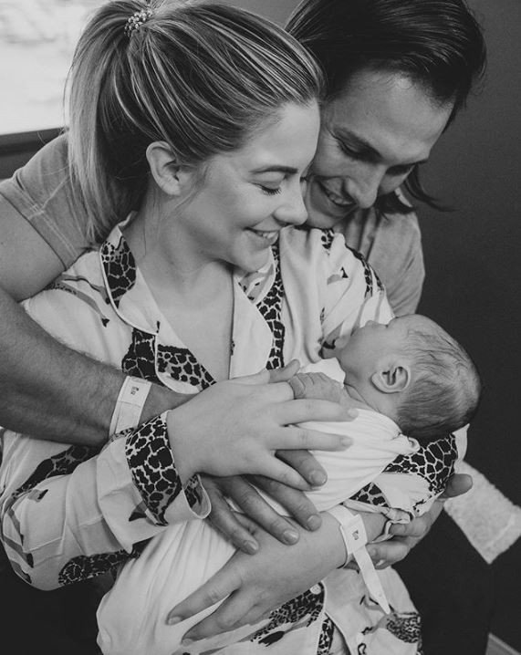 Shawn Johnson e seu marido, Andrew East, com a primeira filha do casal (Foto: Instagram)