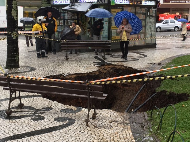 Cratera se abriu na Praça Carlos Gomes em Curitiba (Foto: Rodrigo Zanlorenzi)