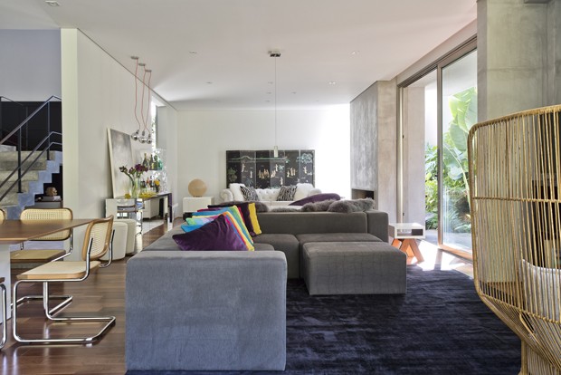 Casa contemporânea tem mobiliário colorido (Foto: Marcelo Stammer/Divulgação)