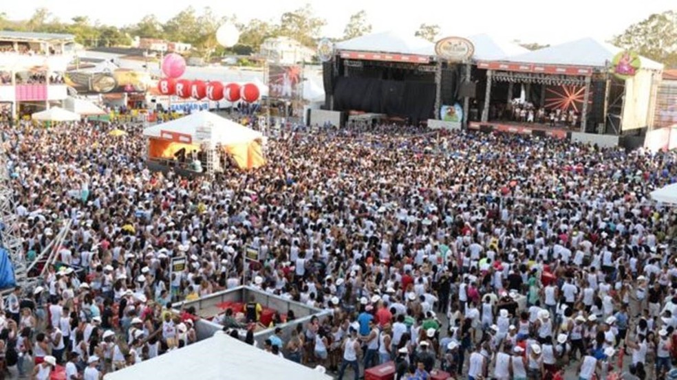 Vaquejada em Serrinha (BA); eventos movimentam economia com atividades como leilões de cavalos e shows musicais — Foto: Eduardo Freire/BBC