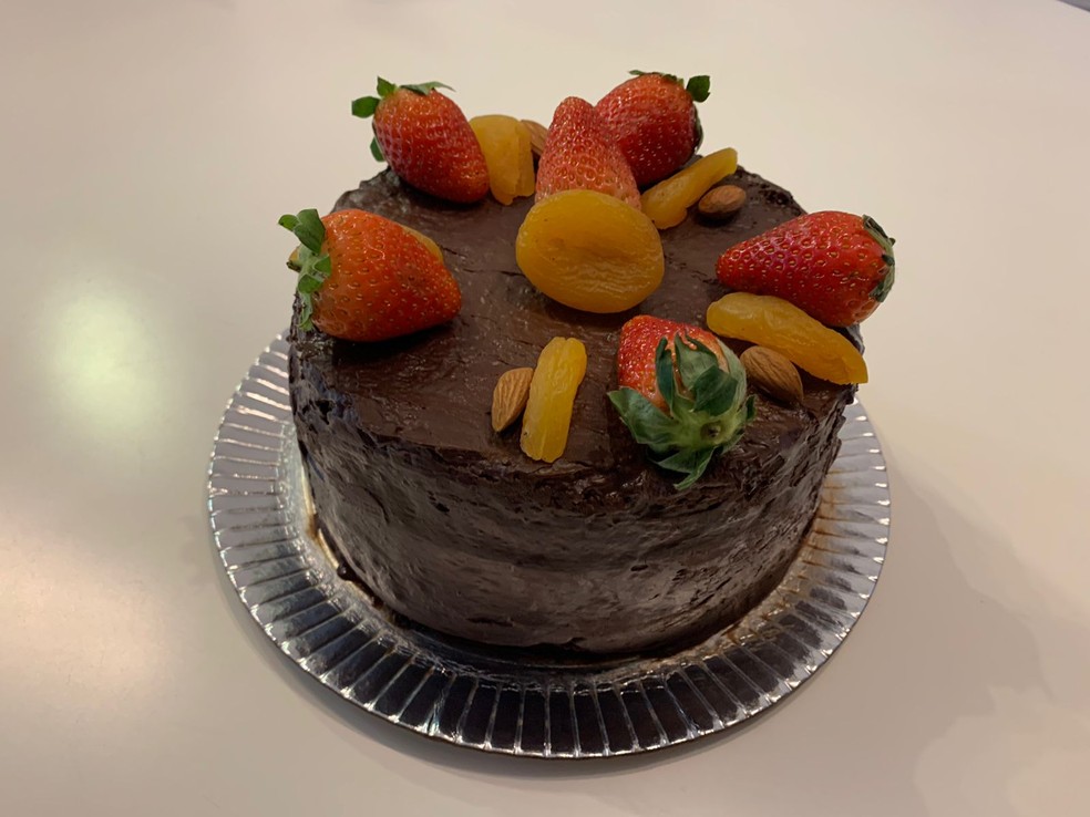 Sem glúten, leite e açúcar, Bolo Low Carb leva ingredientes veganos e frutas — Foto: Leonardo Bosisio/TV Fronteira