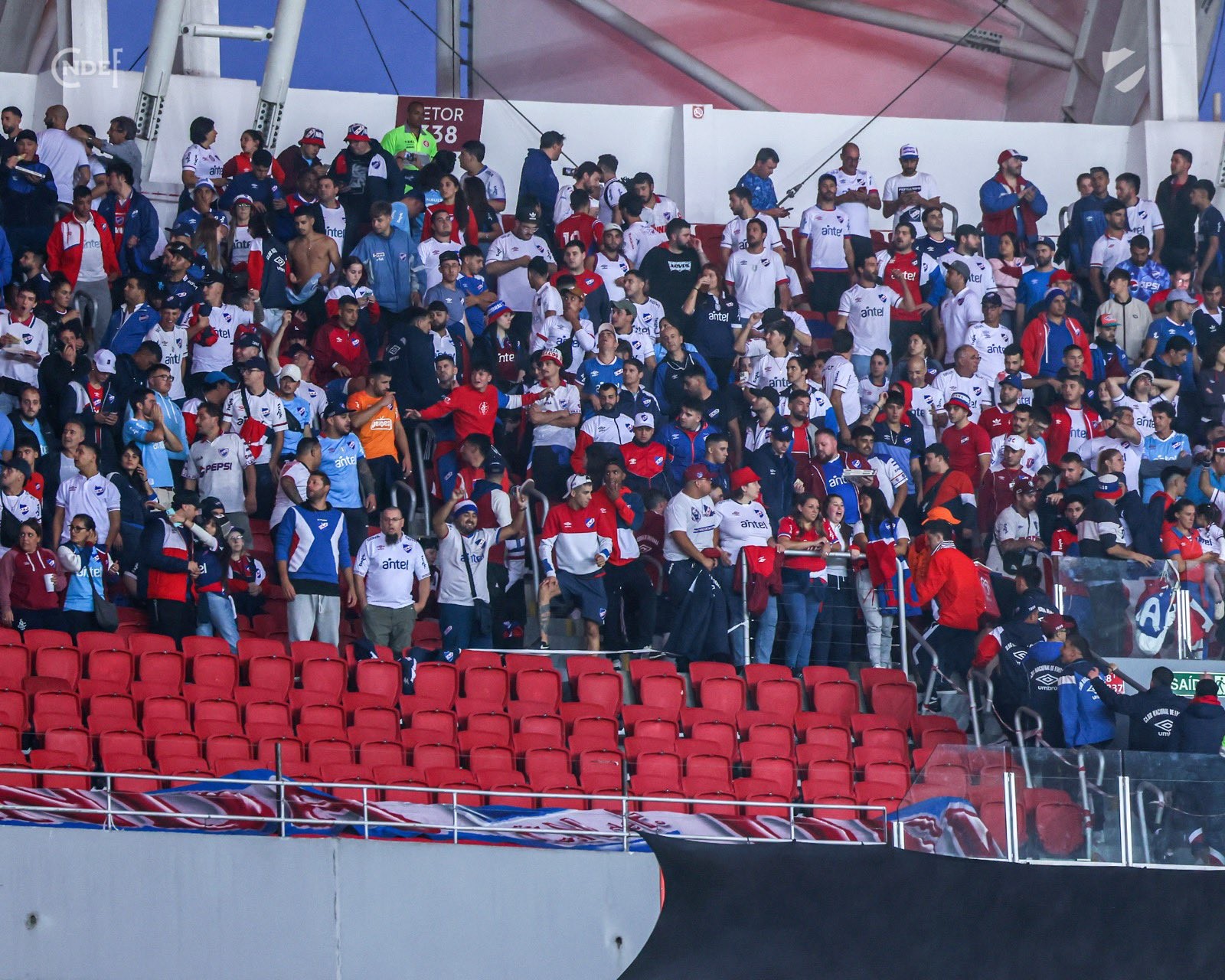 Torcedores do Nacional do Uruguai arremessam cadeiras em jogo contra o Inter; polícia registrou brigas em Porto Alegre