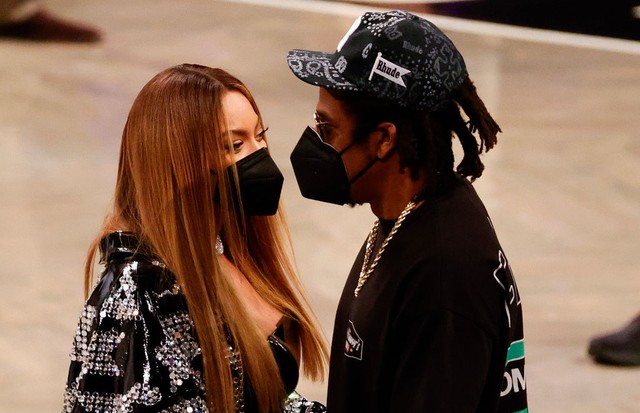 Beyonce Surge Estonteante Com Vestido De Couro Para Encontro Com Jay Z Em Jogo Da Nba Vogue Moda