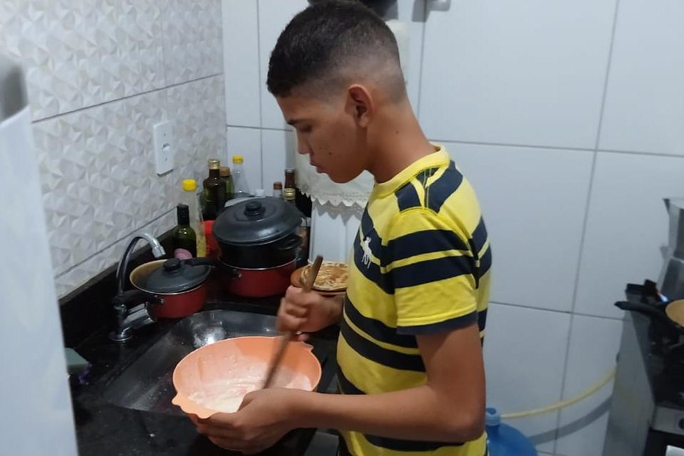 Ronaldo e Alan gostam de cozinhar para a família — Foto: Arquivo pessoal/Edilson Lins