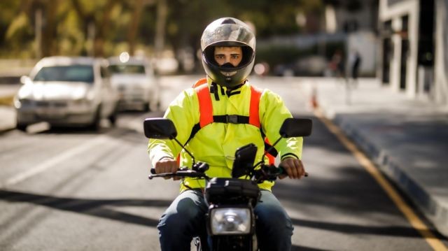 Motorista e entregador: onde trabalhadores de app têm mais direitos que no Brasil?