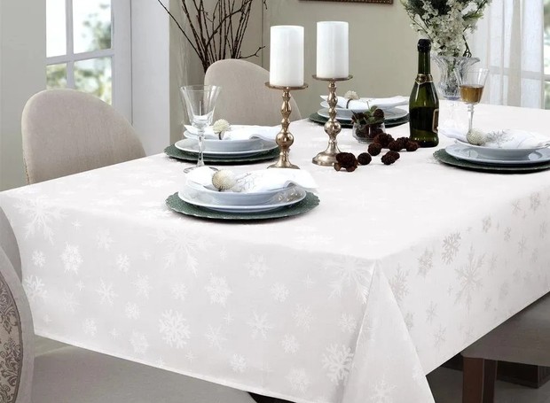 Para quem prefere decoração minimalista, toalhas de mesa lisas são ideais, como esta da Branyl (Foto: Reprodução / Shoptime)