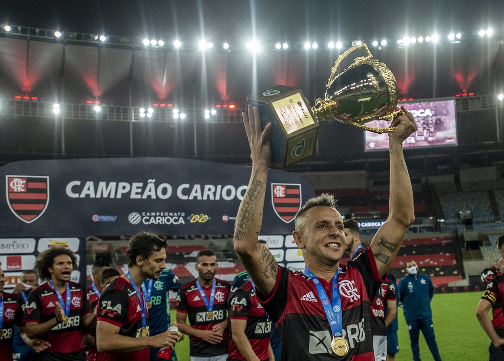 Rafinha ergue troféu de campeão carioca — Foto: Marcelo Cortes / Flamengo