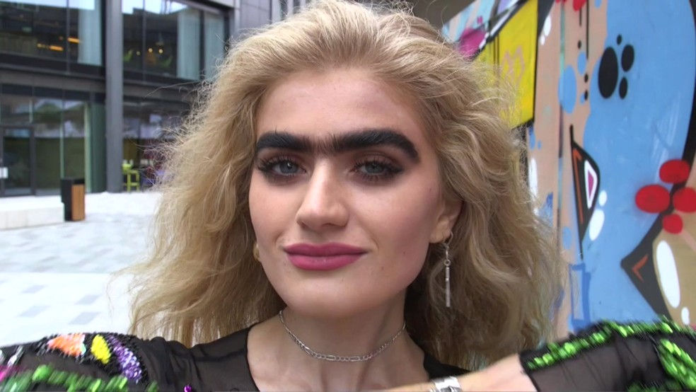 Sophia Hadjipanteli, a modelo que desafia estereótipos de beleza ostentando 'monocelha' (Foto: BBC)