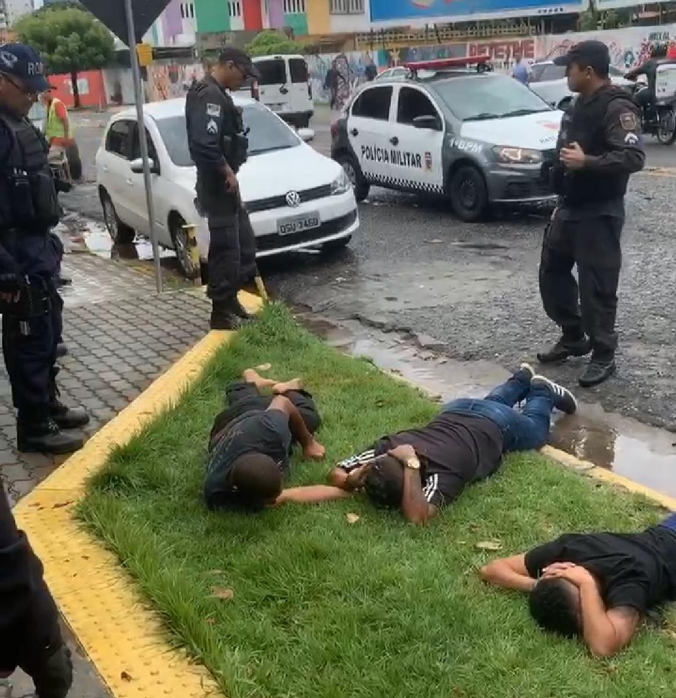 Suspeitos foram presos pela PM ap&Atilde;&sup3;s arrast&Atilde;&pound;o em Creas, na Zona Leste de Natal &acirc;Â€Â” Foto: Reprodu&Atilde;&sect;&Atilde;&pound;o/redes sociais