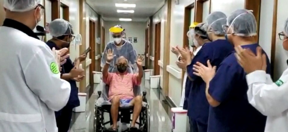 Antonio, de 93 anos, foi aplaudido pela equipe médica ao deixar o hospital — Foto: Reprodução/TV Gazeta