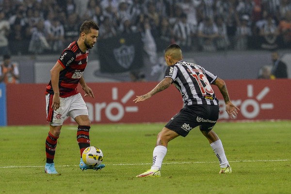 Everton Ribeiro (à esq) e Arana, um dos bons duelos no clássico entre Flamengo e Atlético-MG (Foto: Marcelo Cortes / Flamengo)