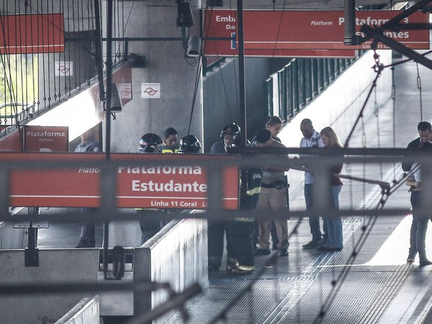 Bombeiros são vistos na estação de Guaianases da CPTM, na zona leste de São Paulo, após suspeita de bomba no local (Foto: Ale Vianna/Eleven/Estadão Conteúdo)