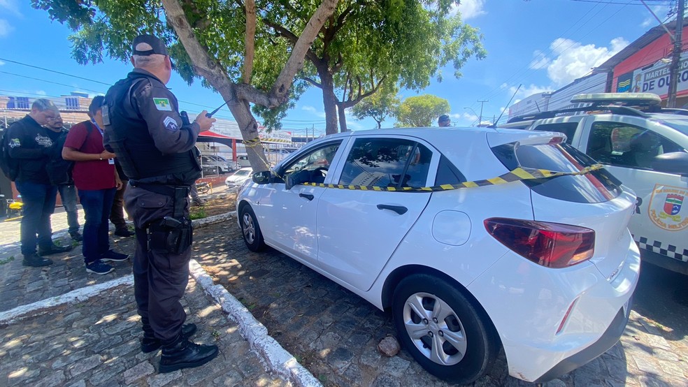 Homem foi morto a tiros dentro de carro no bairro Alecrim, na Zona Leste de Natal — Foto: Francielly Medeiros/Inter TV Cabugi