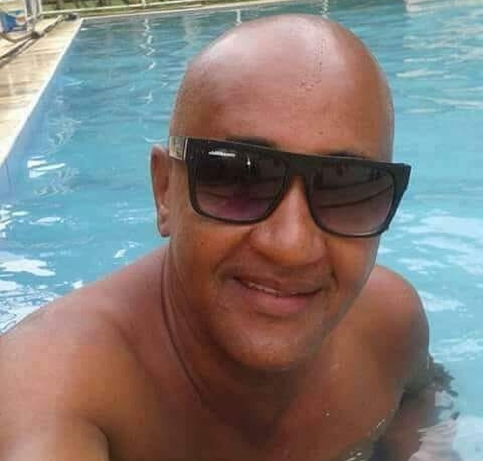 Charles Menezes tinha 50 anos e era locutor em IbicuÃ­, sudoeste da Bahia. (Foto: ReproduÃ§Ã£o/Redes Sociais)