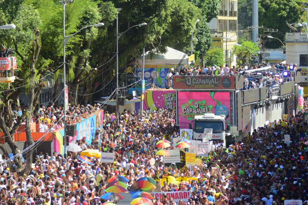 Trio de Claudia Leitte no carnaval de Salvador nesta segunda-feira (24) — Foto: Enaldo Pinto/Ag Haack