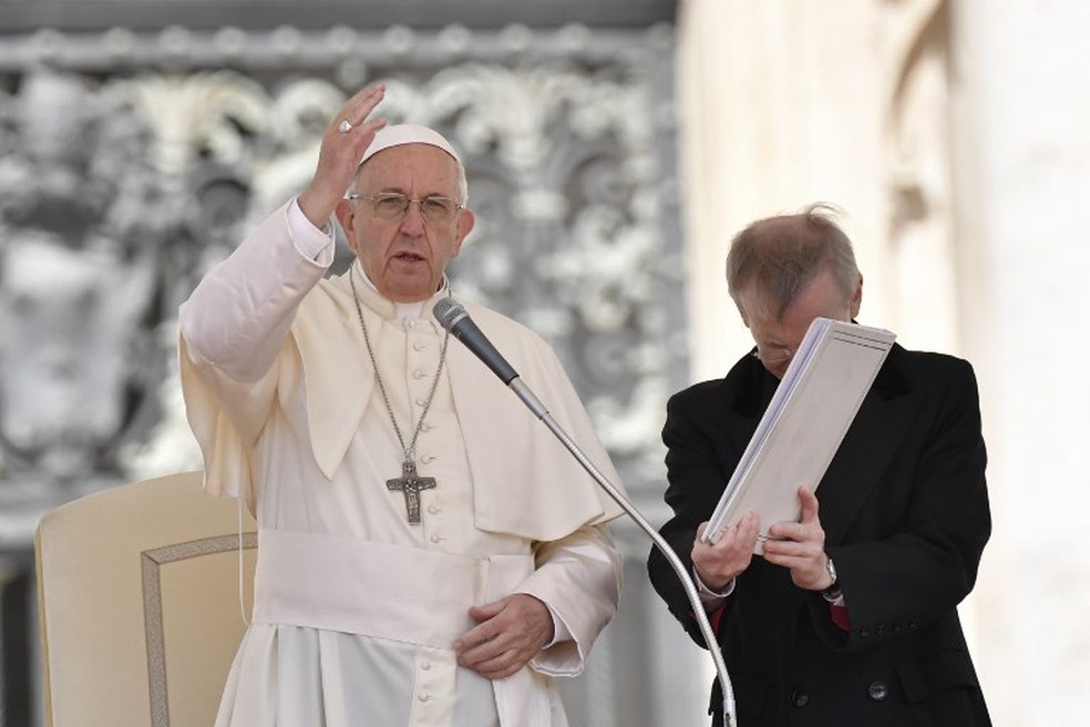 Papa Francisco dÃ¡ sua benÃ§Ã£o em audiÃªncia geral na PraÃ§a de St Peter no Vaticano  (Foto: Andreas Solaro/ AFP)