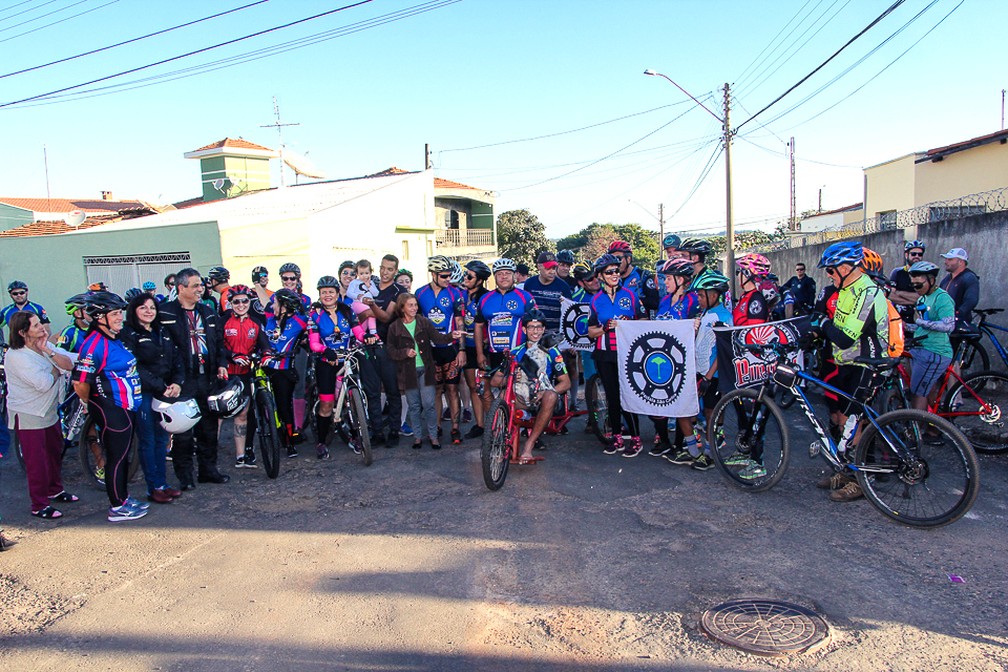Ciclistas se uniram para ajudar Lucas em São Carlos — Foto: Fabio Rodrigues/G1