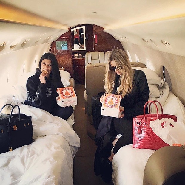 Frango frito no jatinho: dia do lixo com muito luxo para Kourtney e Khloé Kardashian (Foto: Instagram/ Reprodução)