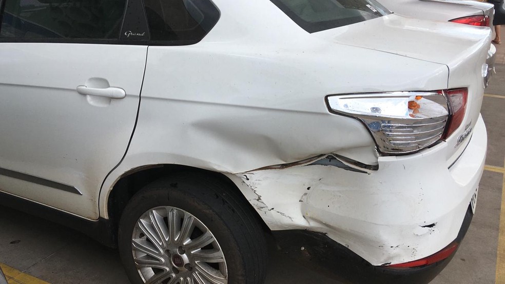 Batida entre dois carros foi registrada em cruzamento de Dracena — Foto: Carlos Volpi/TV Fronteira