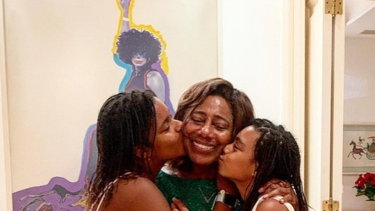 Gloria Maria deixa duas filhas adolescentes: 'juntas somos mais fortes'
