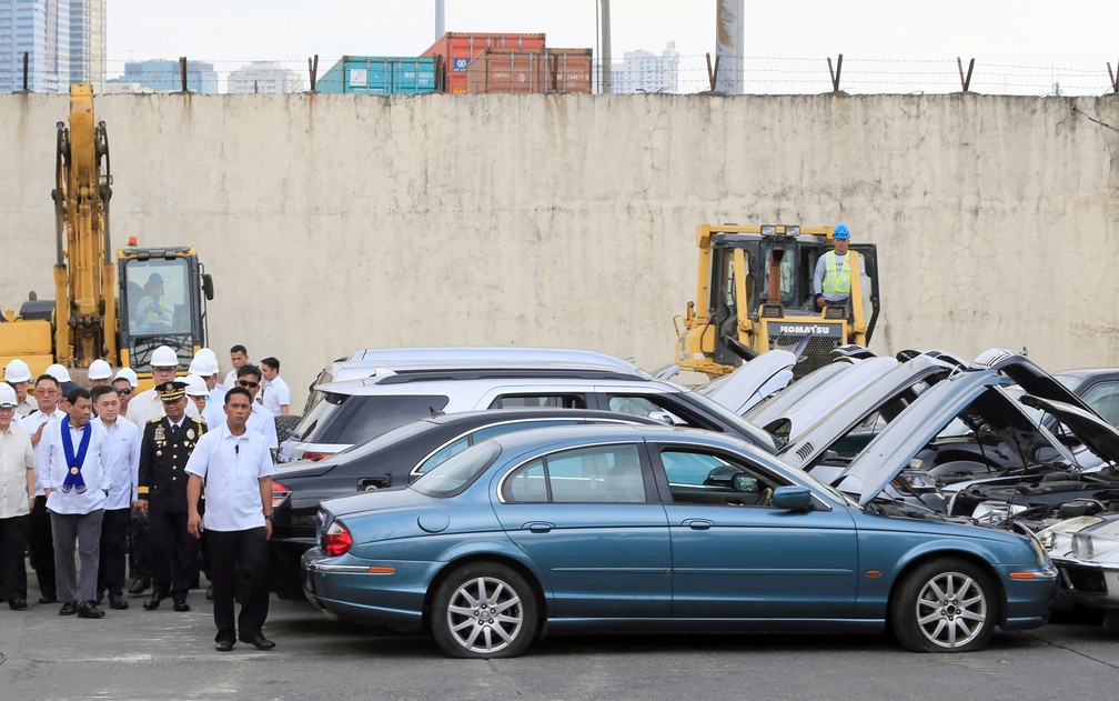 O presidente das Filipinas, Rodrigo Duterte, inspeciona carros de luxo contrabandeados apreendidos antes de eles serem destruídos, em Manila, na terça-feira (6) (Foto: Reuters/Romeo Ranoco)