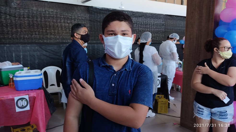 Igor Gabriel, de 15 anos, recebeu a primeira dose da vacina contra a Covid-19 — Foto: Arquivo pessoal