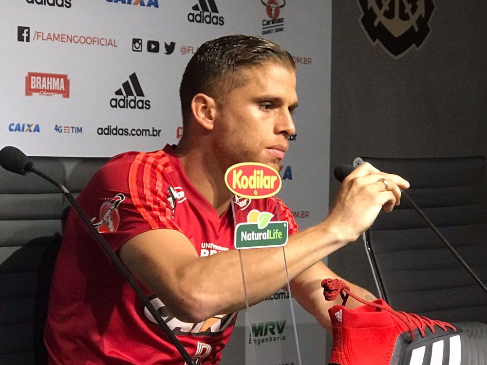 Cuéllar vê oscilação do Fla como natural: Fiquei triste de ter cobrado no campo