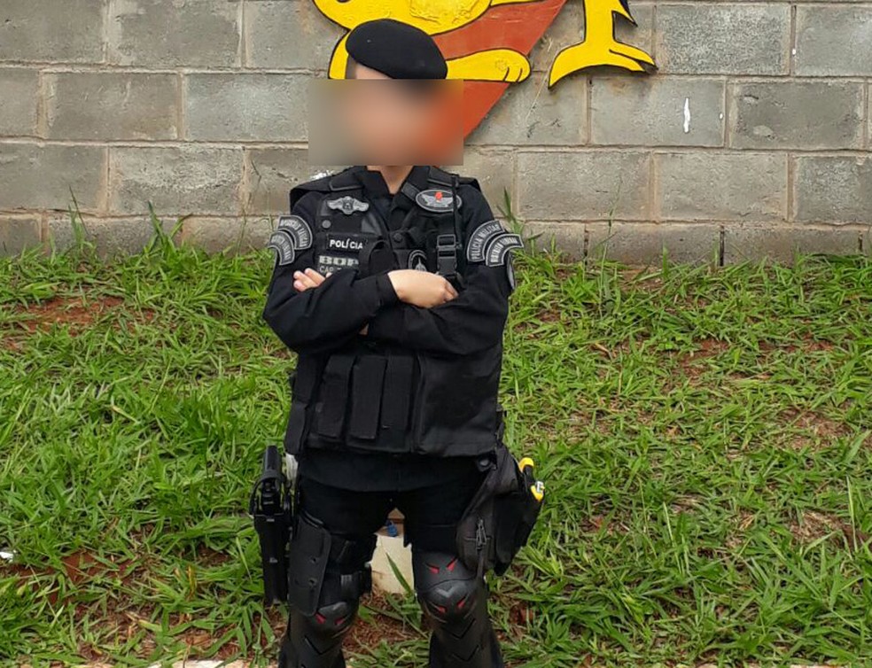 Menino de 10 anos exibe farda do Batalhão de Operações Especiais (Bope) da Polícia Militar do DF — Foto: Glaucia da Costa Silva/Arquivo pessoal