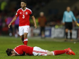 Gareth Bale caído no chão lamentando chance perdida por País de Gales (Foto: Reuters / Matthew Childs)