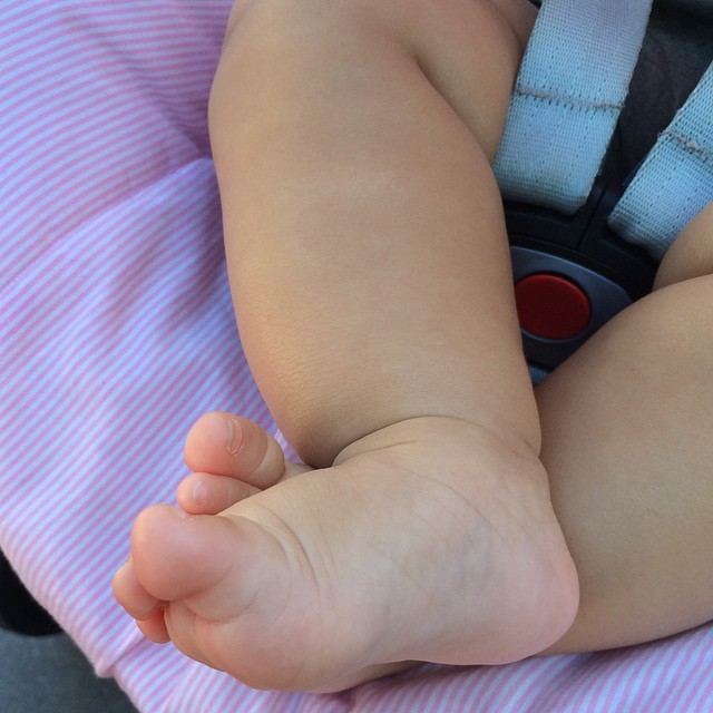 Nívea mostra pernocas da filha (Foto: Instagram)