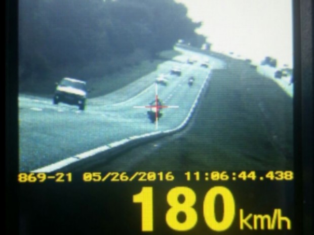 Moto foi flagrada estava a 180 km/h na BR-060, em Anápolis (Foto: Divulgação/PRF)