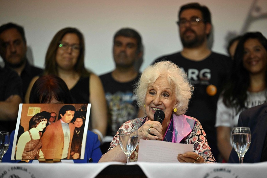 A presidente das Avós da Praça de Maio, Estela de Carlotto, ao lado da foto dos pais do neto 131 ao anunciar o novo êxito
