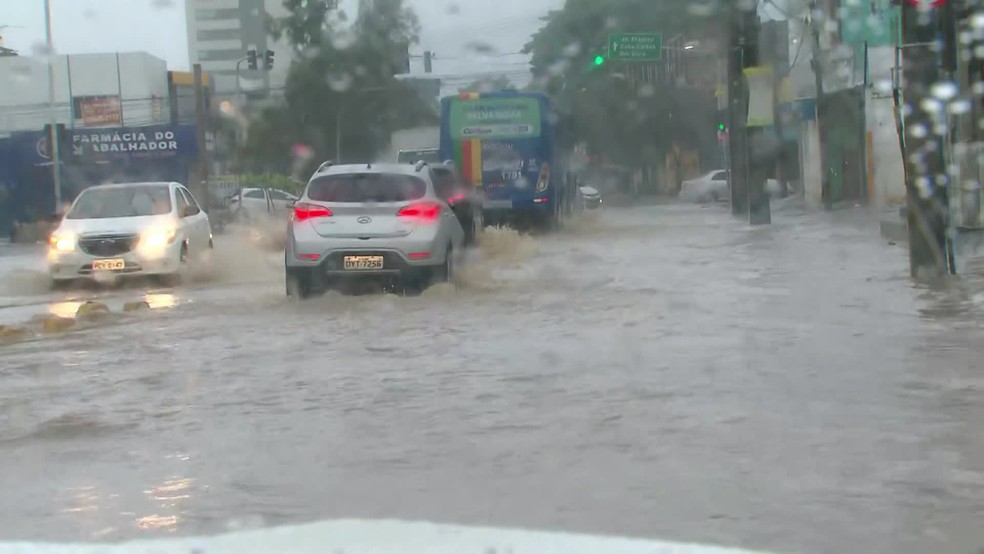 Avenida Carlos de Lima Calvacanti, em Olinda, tomada pela água nesta quinta-feira (13) — Foto: Reprodução/TV Globo