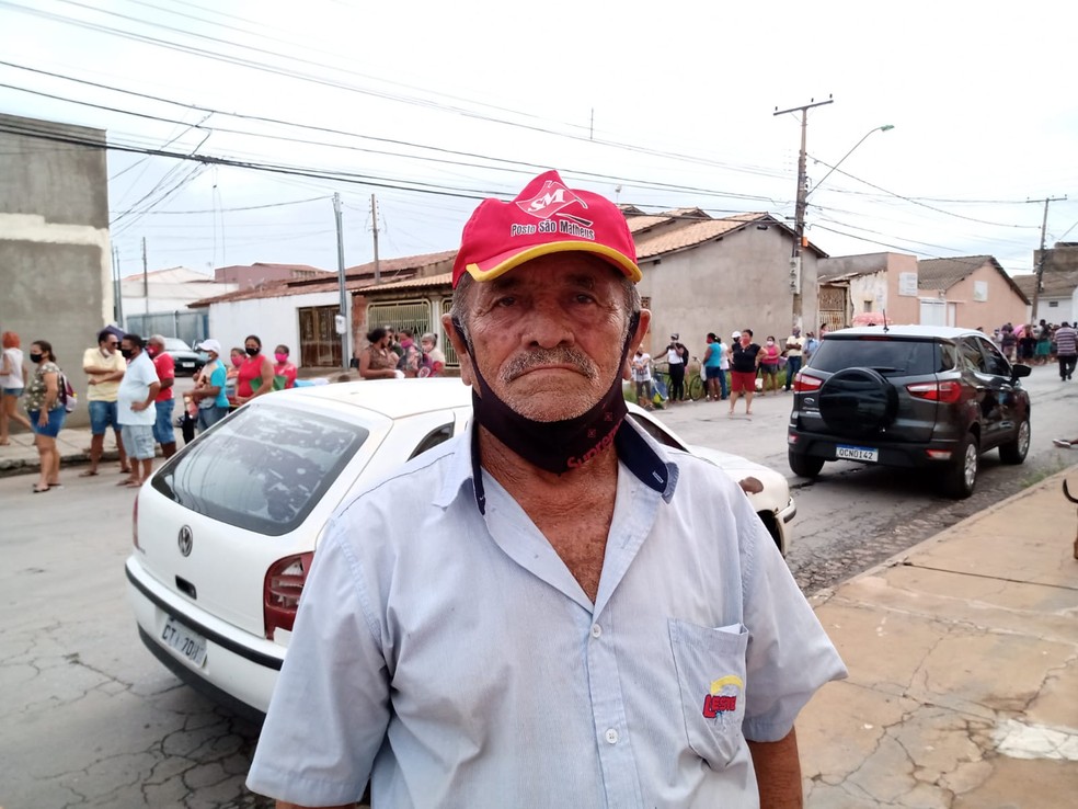 Sebastião da Costa, 70 anos, entregou carnes no açougue onde hoje está aguardando doação — Foto: Rogério Júnior/g1 MT