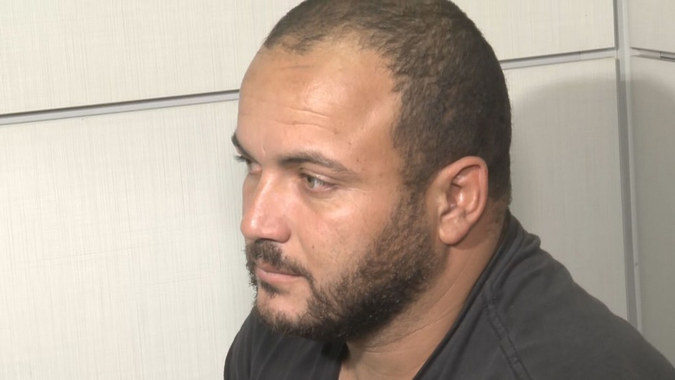 Terrorista Alan Diego dos Santos preso, após chegada a Brasília — Foto: TV Globo/Reprodução