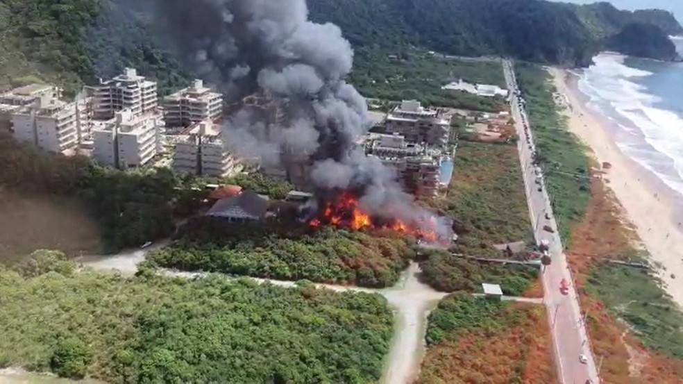 Incêndio de grandes proporções atinge o Warung Beach Club na Praia Brava, em Itajaí — Foto: Corpo de Bombeiros/Divulgação