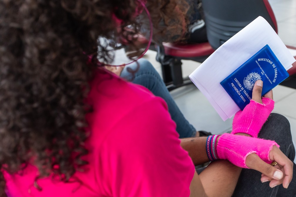 Na fila por trabalho, pessoas trans relatam preconceitos e contam sobre