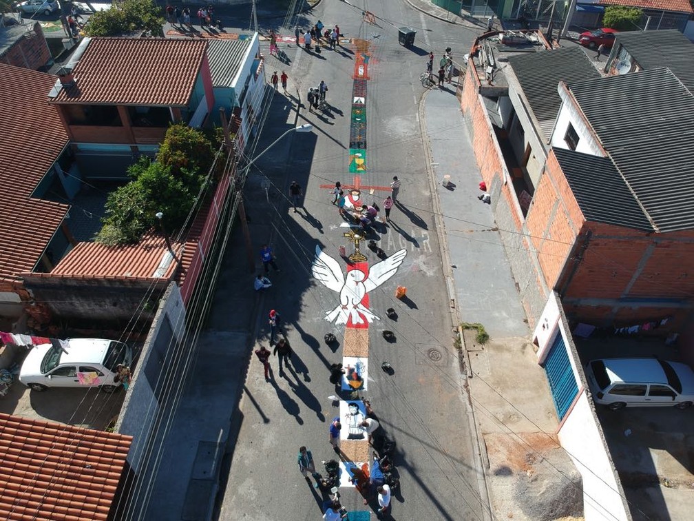 Imagem feita com drone mostra tapete de Corpus Christi enfeitando rua de Sorocaba (SP) (Foto: Arquivo pessoal)
