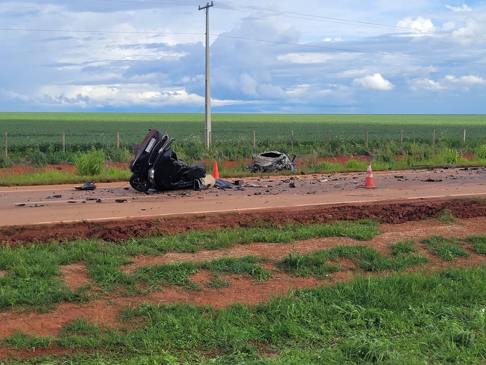 Acidente entre dois carros deixa seis mortos na BR-163  — Foto: Elka Calendária/TV Centro América 