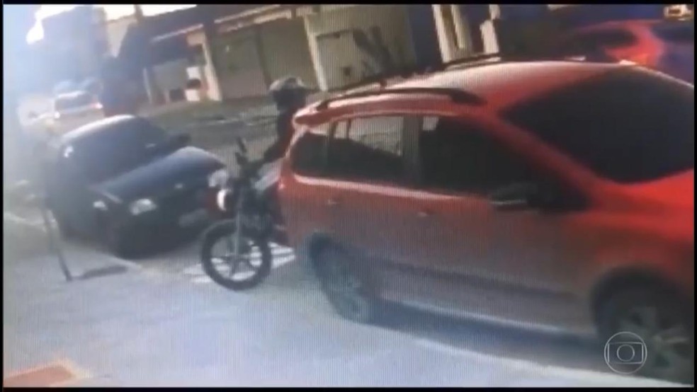 Criminoso estacionando veículo na frente da casa de uma das vítimas  — Foto: Reprodução/TV Globo