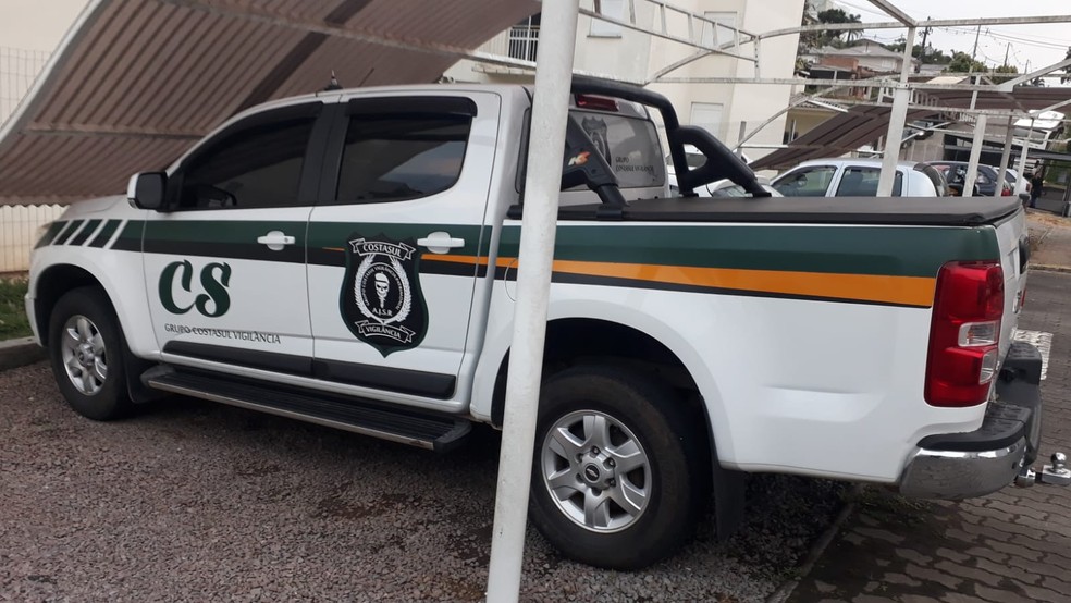 Carro da empresa do síndico, contratada para fazer a zeladoria do condomínio — Foto: Róger Ruffato/RBS TV