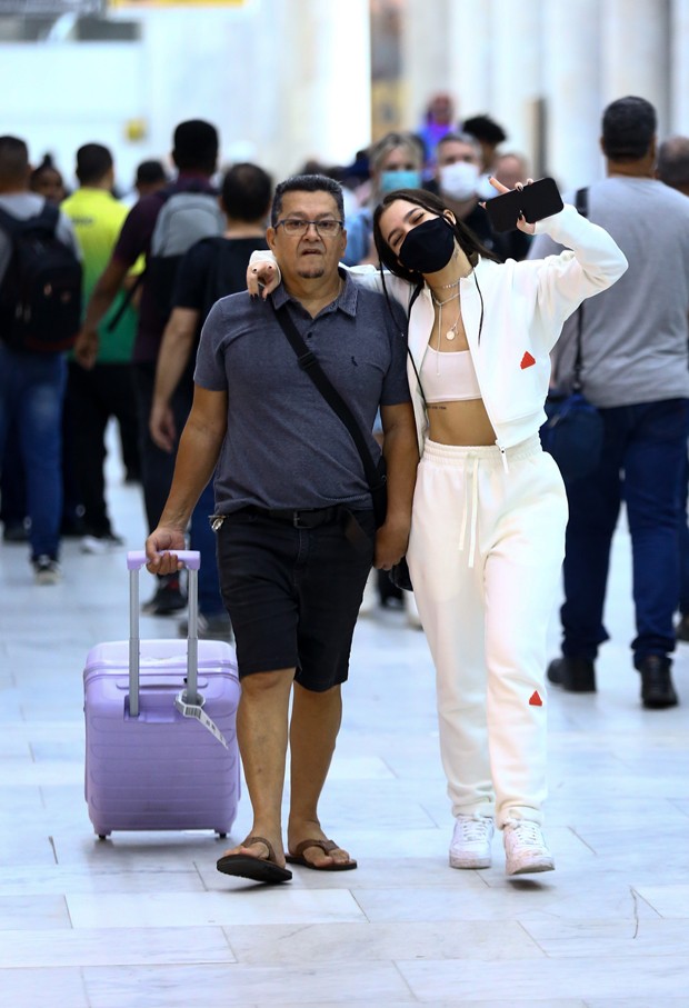 Mel Maia foi clicada desembarcando no aeroporto do Rio de Janeiro ao lado do pai, Luciano (Foto: Vítor Pereira/AGNEWS)