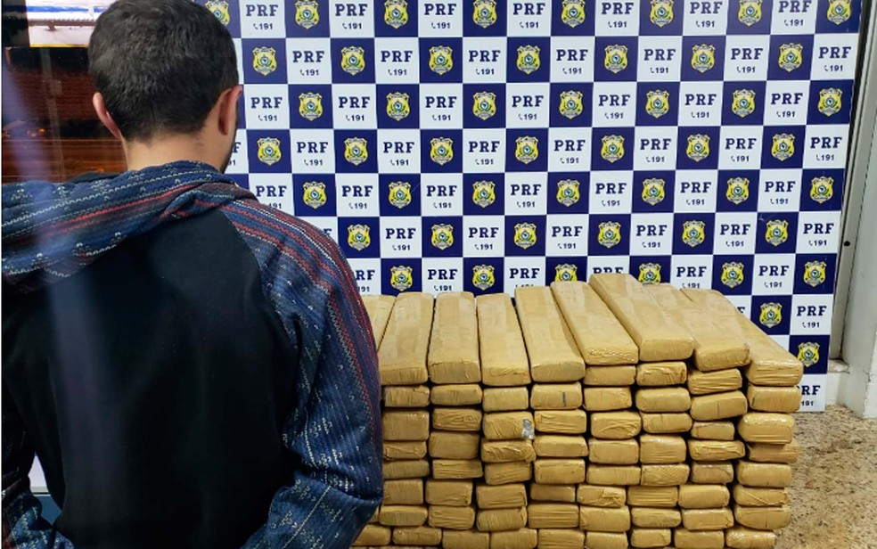 Homem é preso após a PRF encontrar 100 kg de maconha com suspeito no sudoeste da Bahia — Foto: Divulgação/PRF