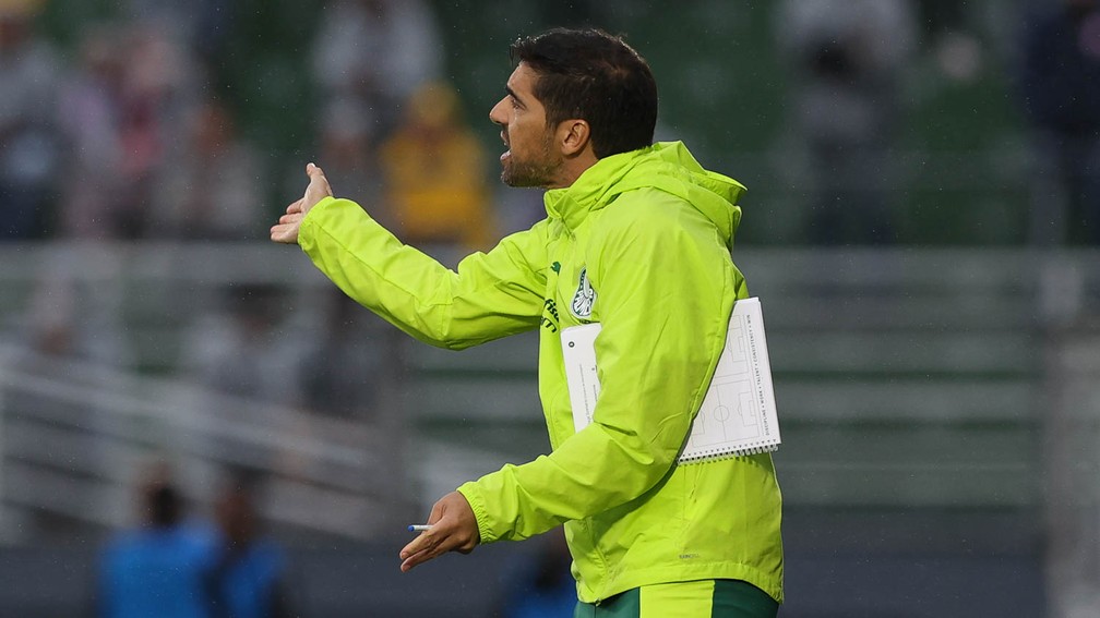 Abel aprova atuação dos reservas do Palmeiras e cobra Deyverson: 