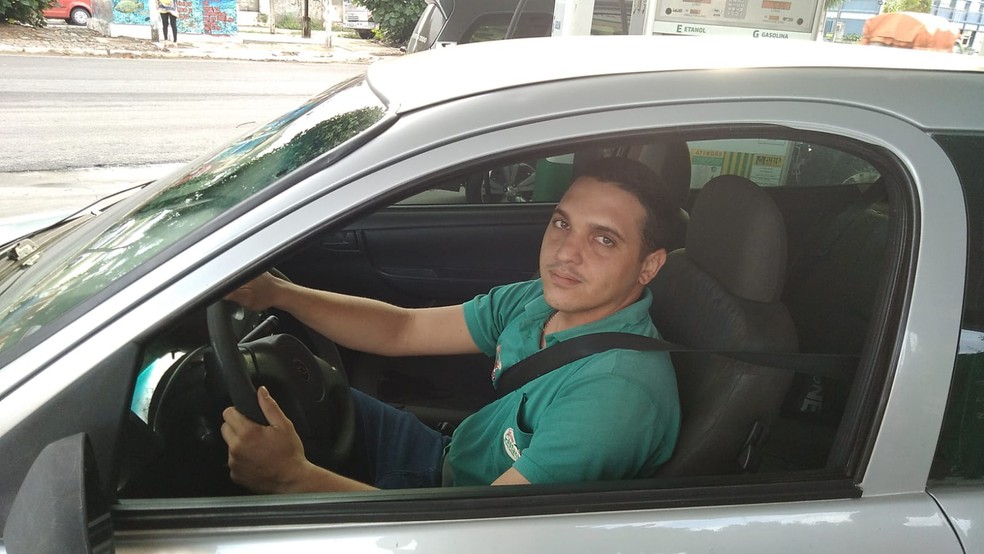 Motoristas comemoram queda no preço — Foto: Julianne Barreto/Inter TV Cabugi