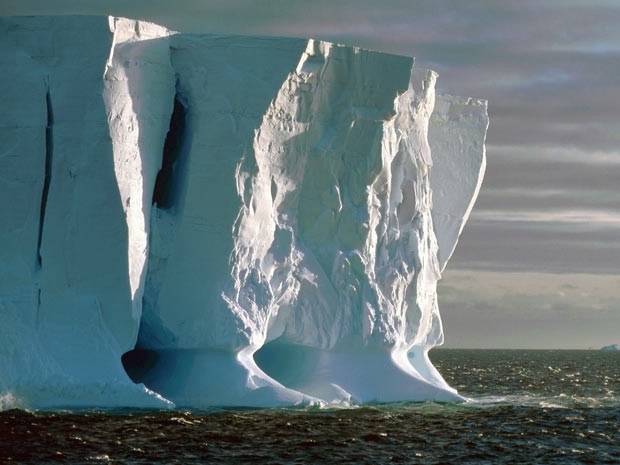 Formação de icebergs gigantes é um processo típico das plataformas de gelo na Antártica.  (Foto: Ralph Timmermann/Alfred Wegener Institute)