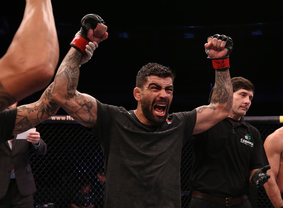 Elizeu Capoeira vibra demais ao ser anunciado vencedor no UFC Brasília — Foto: Buda Mendes/Getty Images