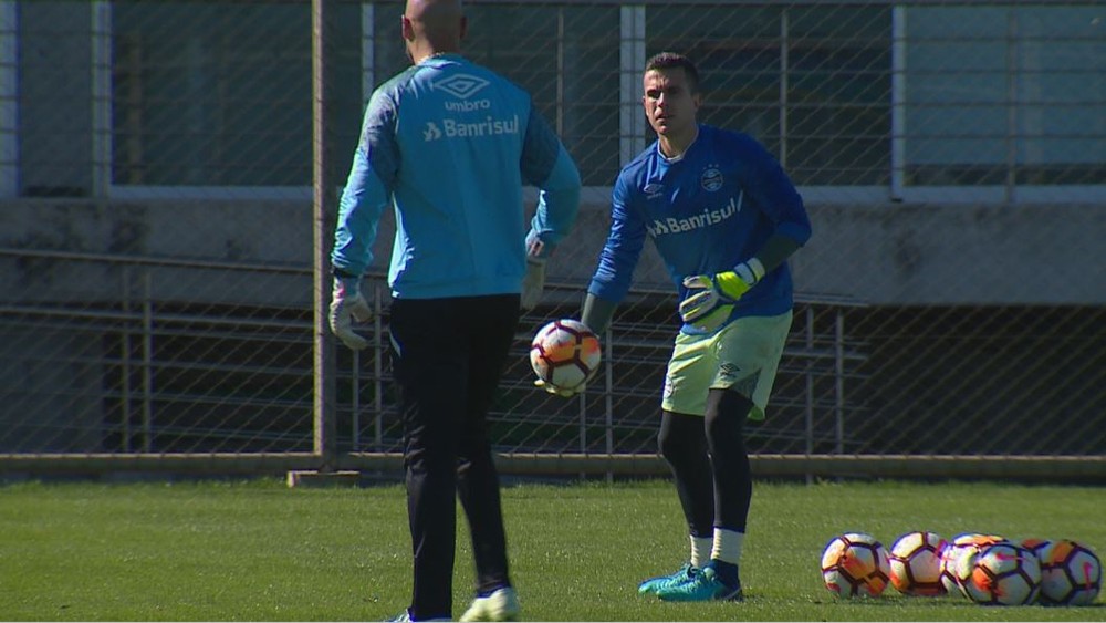 Recuperado, Grohe dá dicas à filha do preparador de goleiros em treino fechado