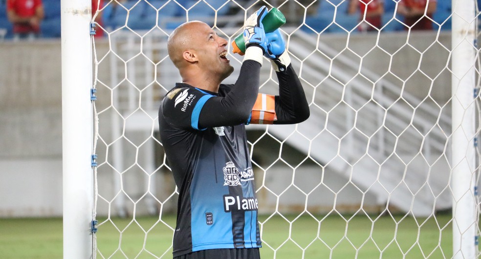 Genivaldo está fora do próximo jogo do Confiança — Foto: Augusto Gomes/GloboEsporte.com